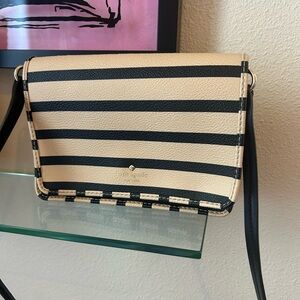 Kate Spade Purse 👜 - Beige and Black Stripe